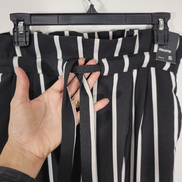 New York & Co. Size S Stretch Black & White Striped Culotte Dress Pants Tie Belt - Picture 3 of 9